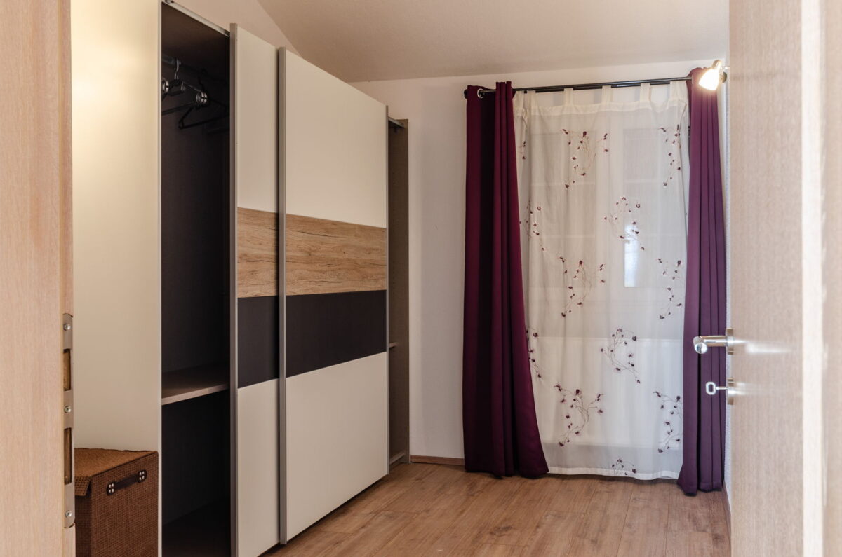 lidia apartment1 bedroom1 wardrobe 01 1200x795