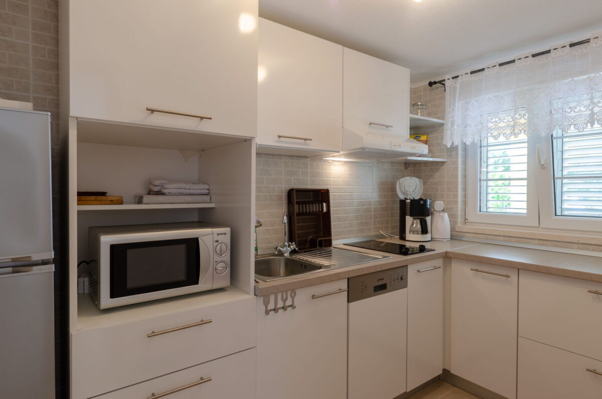 lidia apartment2 kitchen 01 1200x795